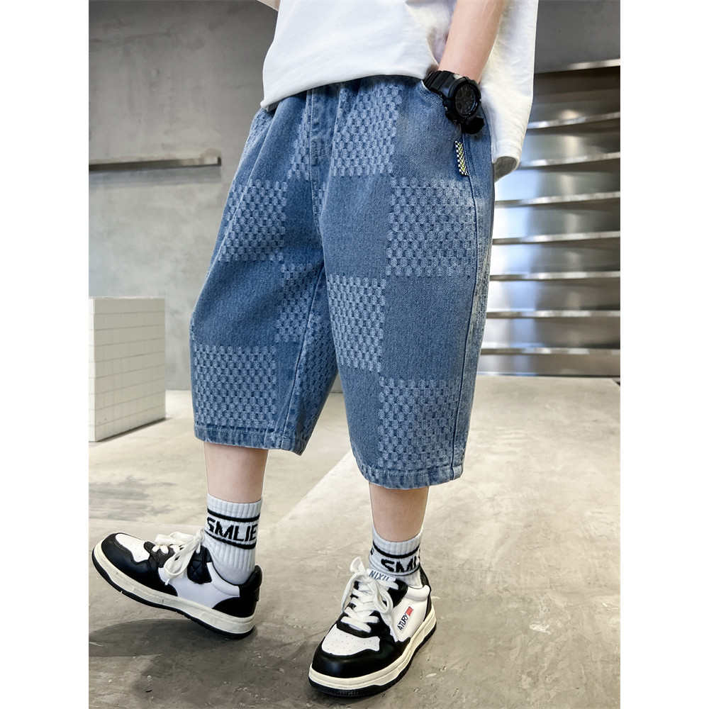 Calças médias infantis roupas de verão meninos Shorts estilo fino 2026 novo estilo rufião bonito xadrez médio grande cal