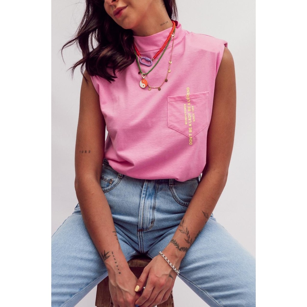 T-shirt Muscle Tee Gola Alta: A Peça Descomplicada para Look Fashionista