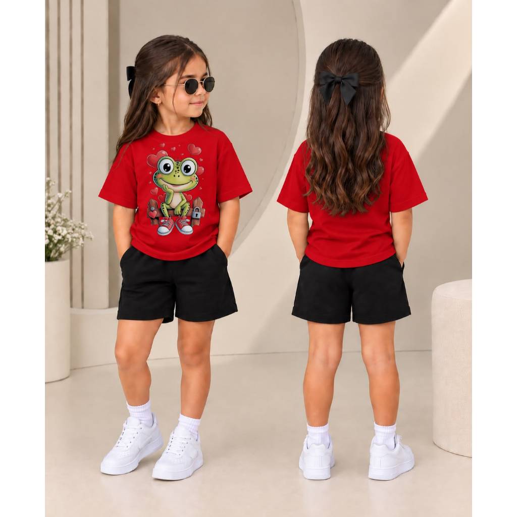 Pequena Fashionista Conjunto Infantil Feminino Camiseta Básica + Short de Moletom Estampa Sapinho e Corações