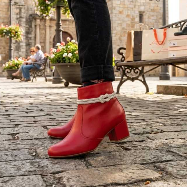 Laura Lima - Bota Ankle Boot Nas cores Vermelha e Preta com Detalhe em Strass em Couro Legítimo.
