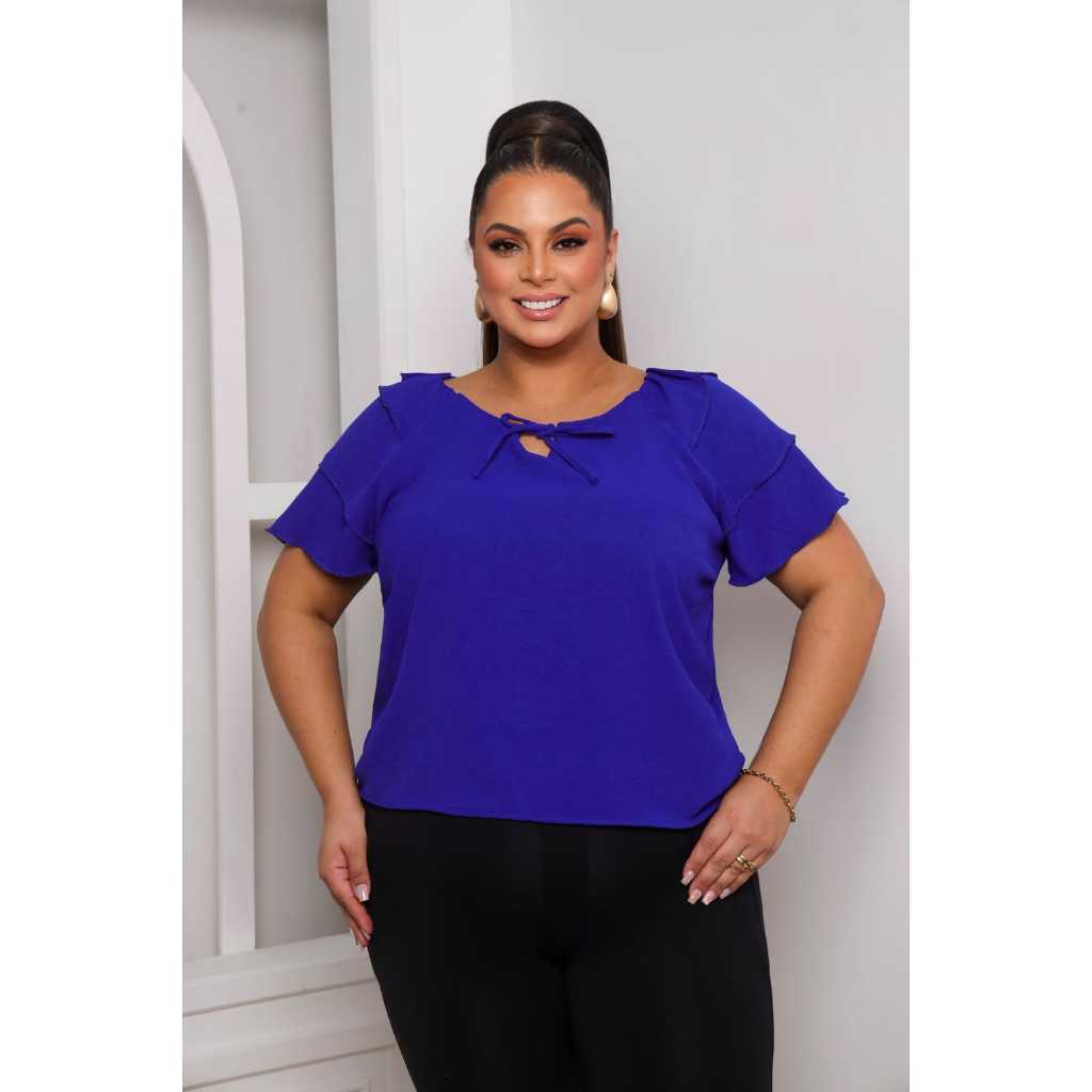 A blusa feminina plus size confortável de manga curta é feita em tecido Dunas, que garante elegância