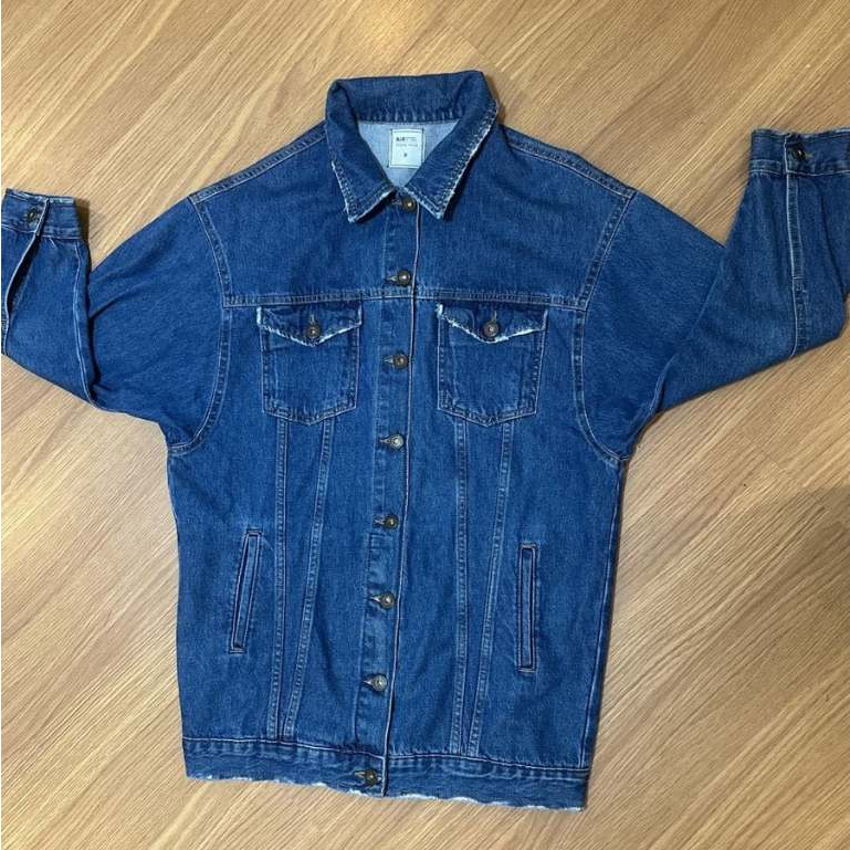 jaqueta jeans masculina da renner, tamanho p, na cor azul. feita em 100% algodão, possui tecido grosso e modelagem longa
