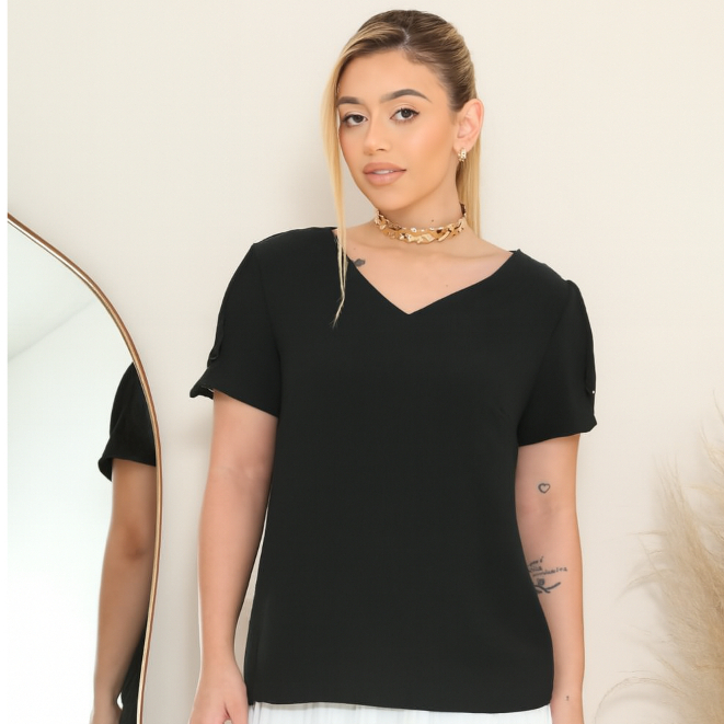 Blusa Femenina Decote V Neck Texturizada com Manga Curta e Detalhe de Botão