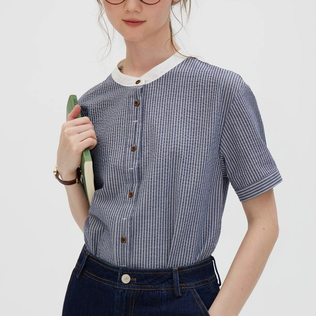 Blue striped wooden button collar, contrasting color short-sleeve round-neck shirt, stylish short-sleeve top