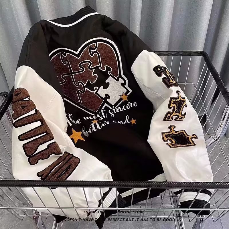 Jaqueta Varsity Marrom Estilo Street Retro Jaqueta Bomber de Beisebol Masculina Unissex Bordada Oversized e Feminina