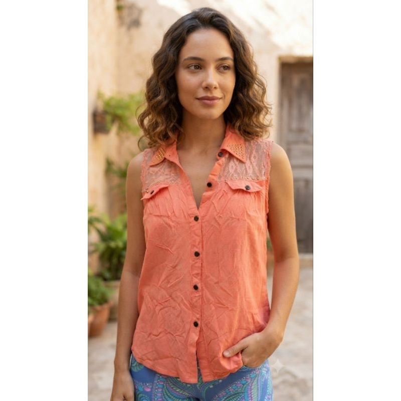 BRECHO Camisa Feminina Salmão com Renda e Brilhos - TAM P