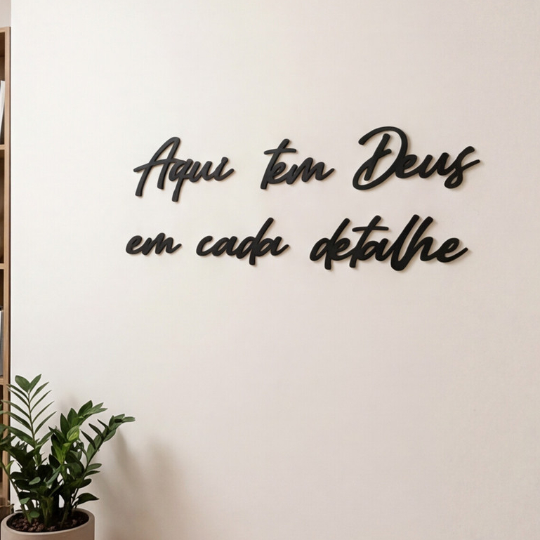 Frase Parede Aqui Tem Deus em Cada Detalhe MDF Preto 3mm Decoração Cristã Sala Cozinha Fé Casa