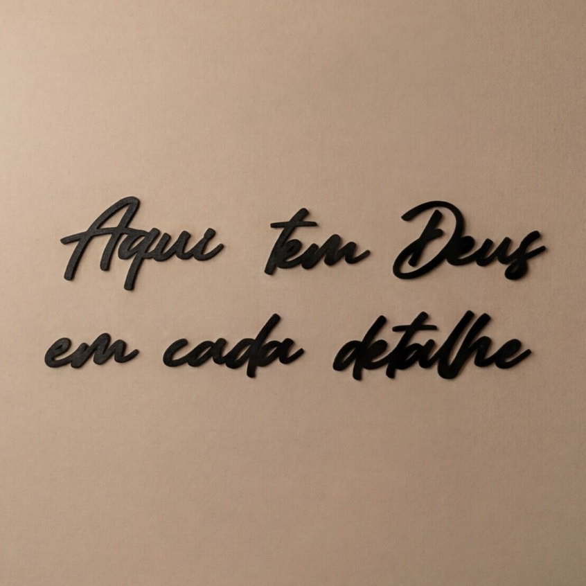 Decoração Parede Aqui Tem Deus em Cada Detalhe MDF Preto Frase Cristã Recorte Sala Cozinha Fé Lar