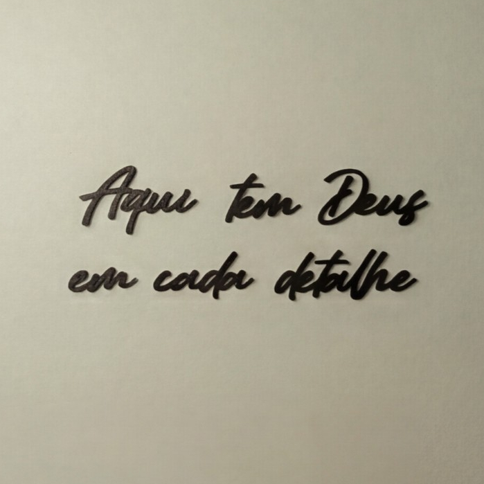 Frase Parede Cristã Aqui Tem Deus em Cada Detalhe MDF Preto Vazado Decoração Fé Casa Sala Quarto