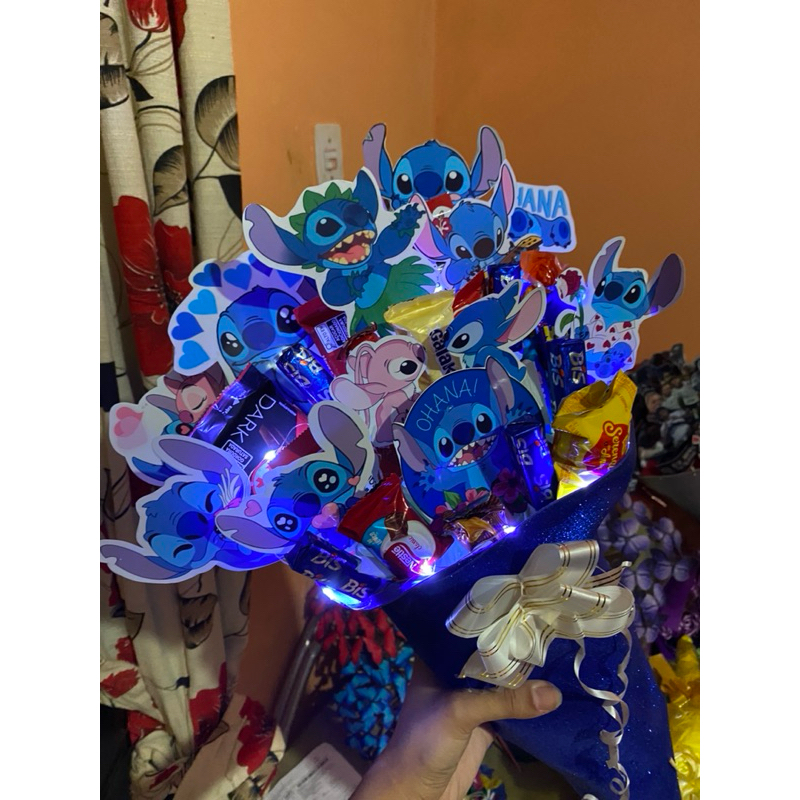 Buquê do Stitch com Chocolates e LED – Um presente doce de outro planeta!