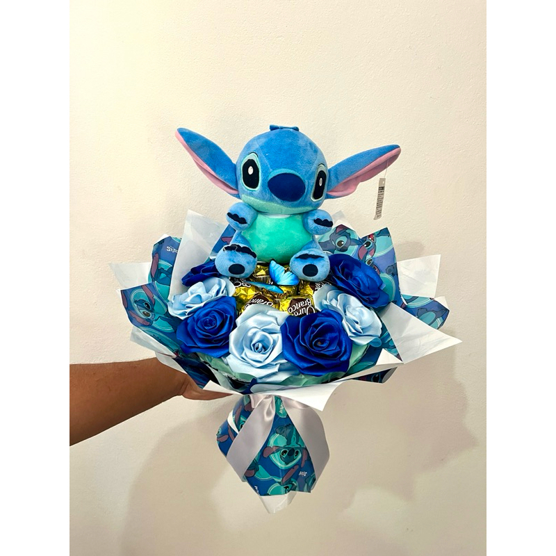 Presente Buquê Personalizado Stitch com Pelúcia + Bombons – Presente Criativo 💐💙