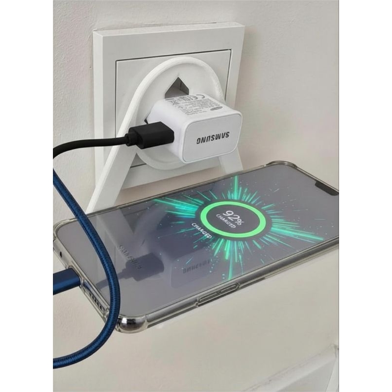 Suporte de Tomada para Celular com Carregador – Organizador Suspenso, Seguro e Prático.