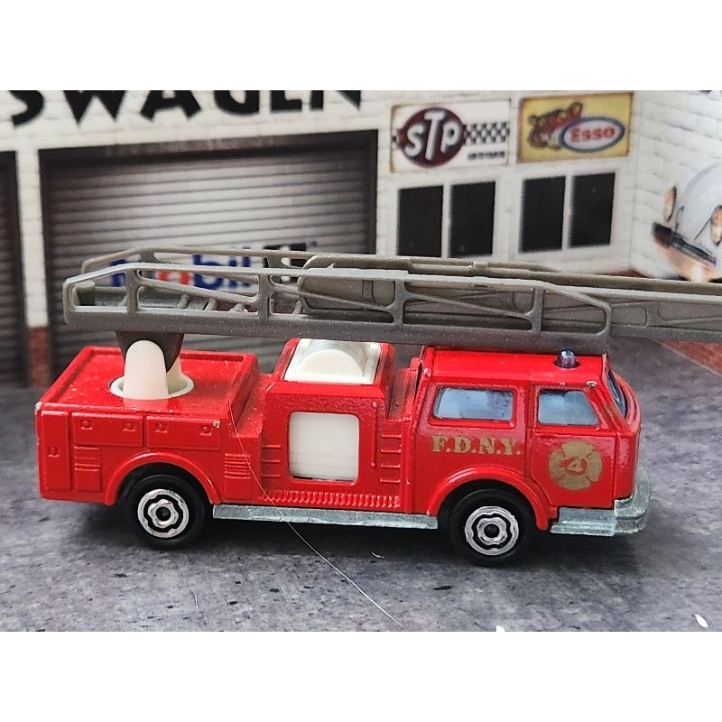 FIRE TRUCK POMPIER MARJORETE SEM EMBALAGEM LOOSE EM ESTADO DE NOVO COLEÇÃO ANTIGA SEM EMBALAGEM ESCALA 1.64 TAMANHO 7CM