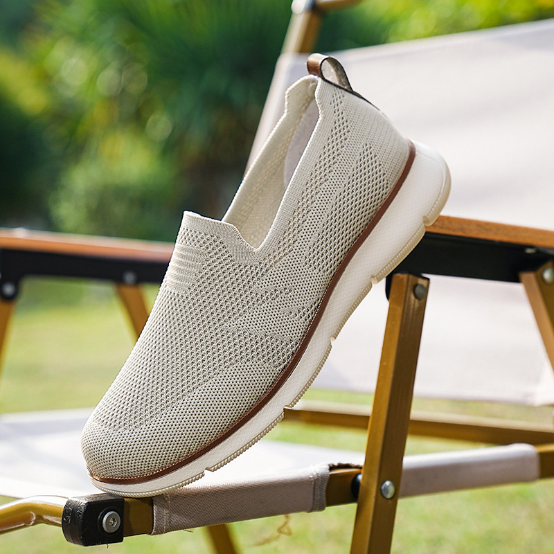 Tênis Masculinos Bege de Malha Oca, Slip On, Sola Branca com Amortecimento, Leves, para Uso Diário Casual