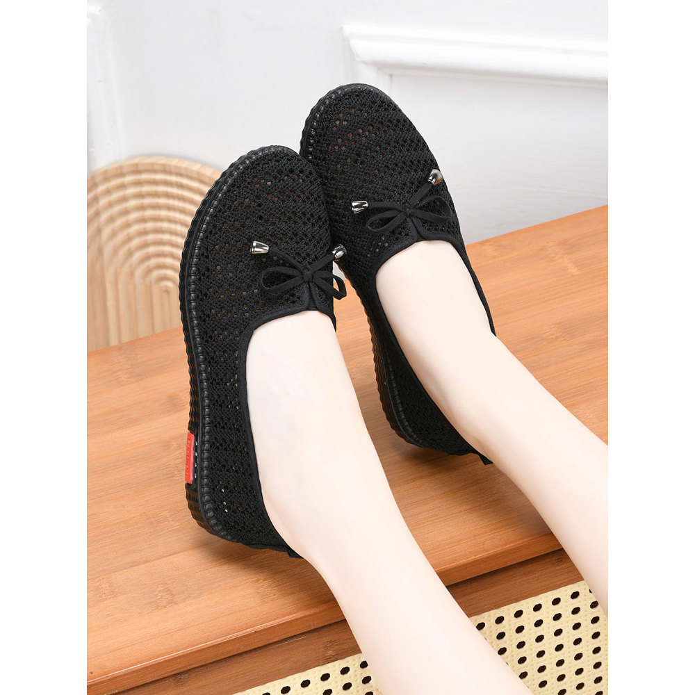 Verão novo estilo velho pequim sapatos de pano feminino malha oca respirável sapatos planos de meia-idade idosos um Peda