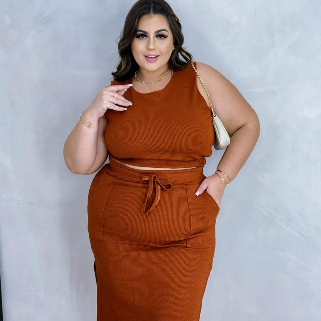 CONJUNTO PLUS SIZE BRANCO FIM DE ANO BLUSA CROPPD COM BOJO E ALCINHA SAIA SHORT COM CINTO DECORATIVO FESTA VERAO 46 A 52