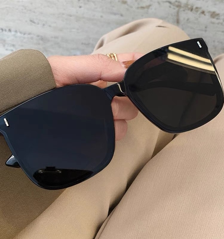 Óculos de sol coreanos modernos para homens e mulheres - Design simples com proteção UV.