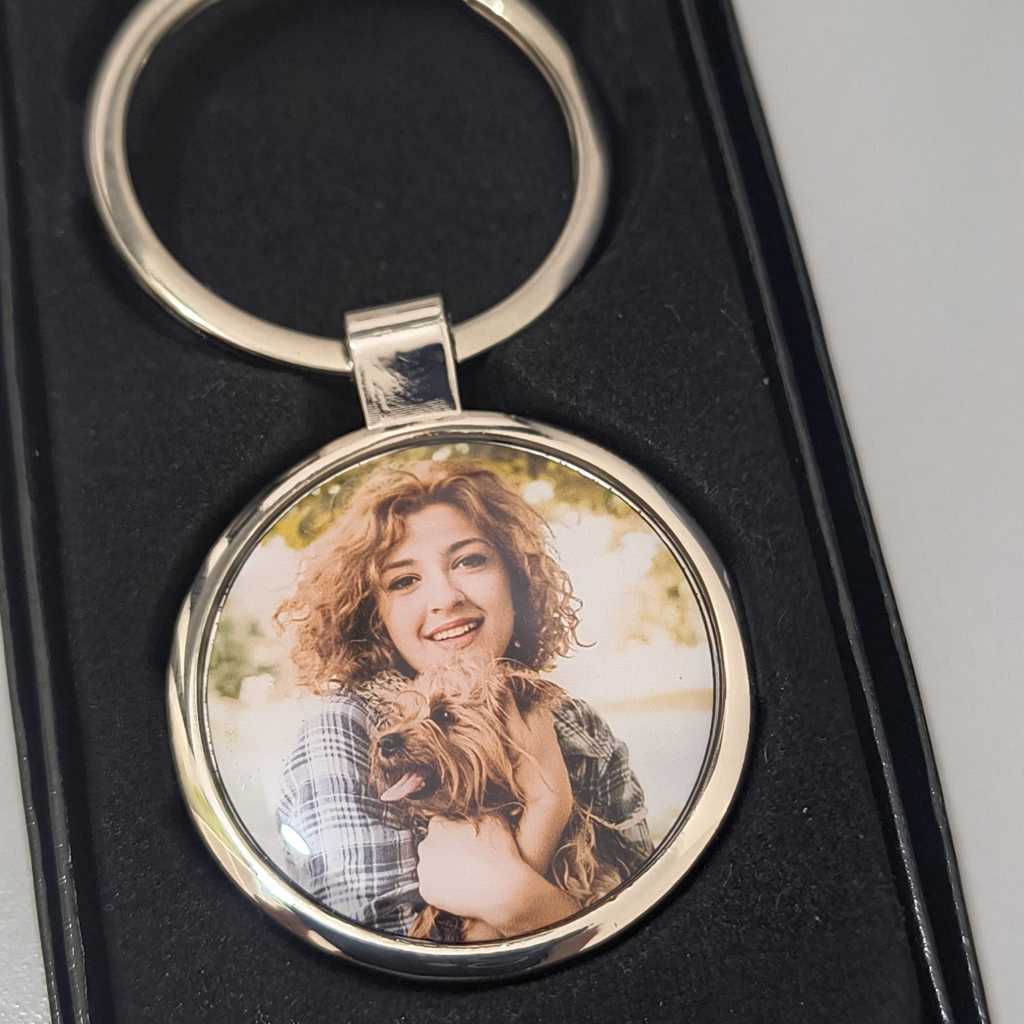 Chaveiro de aço redondo com foto colorida Pets - família - dia dos pais - dia das mães - presente - casais - lembranças.