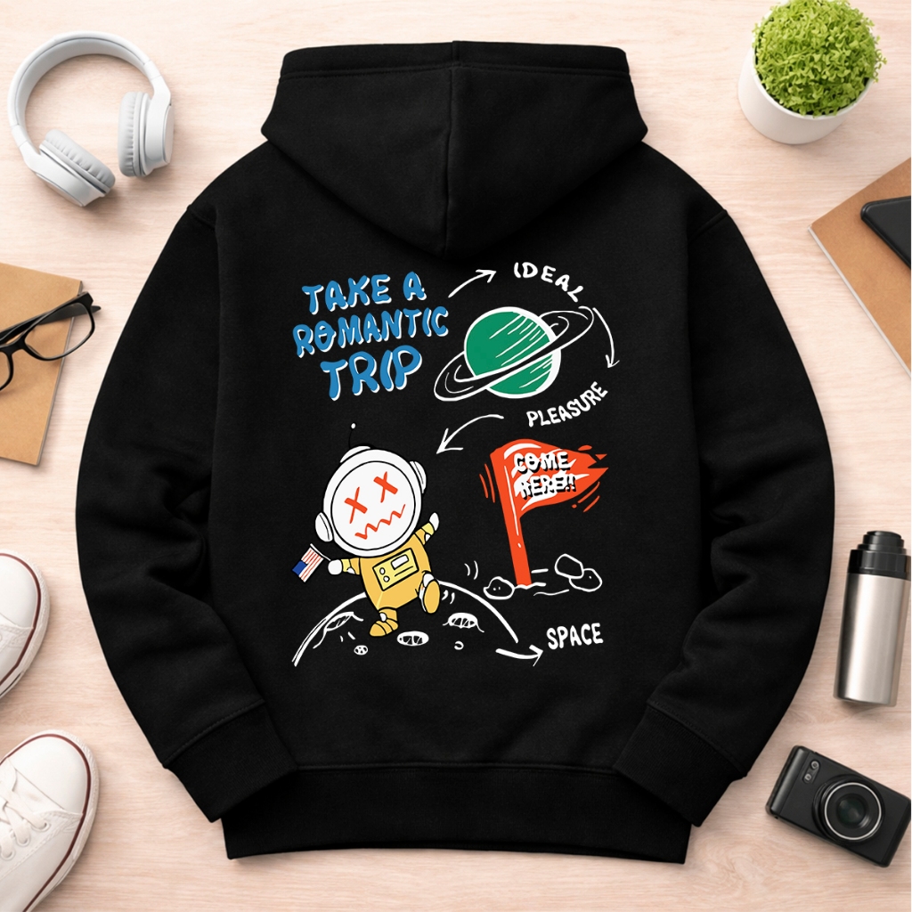 Moletom Estampa Astronauta Cartoon Espaço “Take a Romantic Trip” Costas Unissex Com Capuz Casual