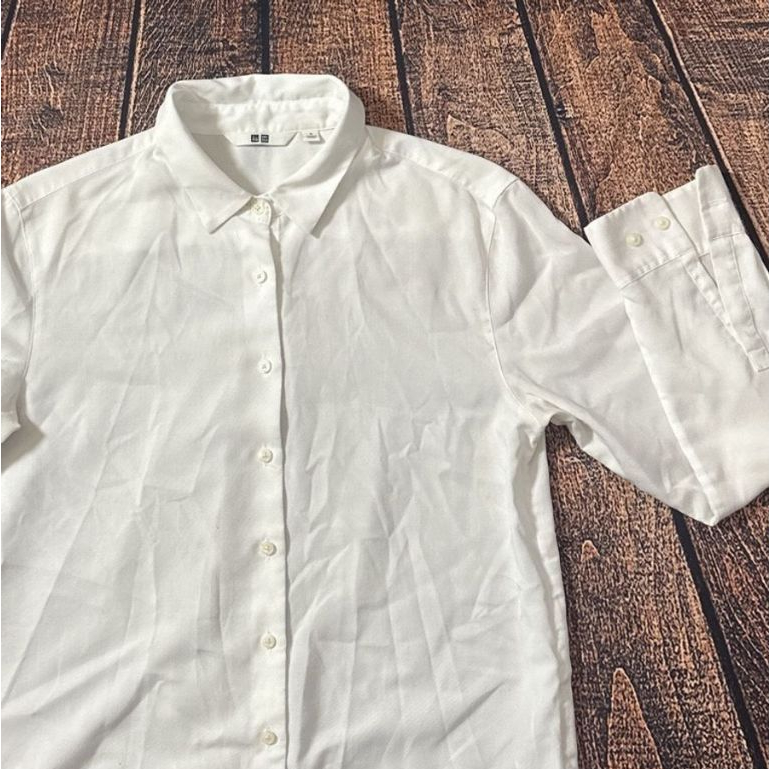 camisa social feminina da marca uniqlo, tamanho p, na cor branca. possui manga longa e tecnologia japonesa. peça usada