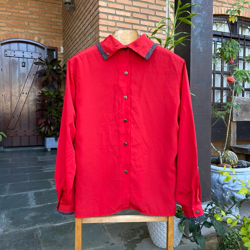 Camisa Vermelha Japonesa Manga Longa | Detalhe Poá na Gola e Punhos | Elegante