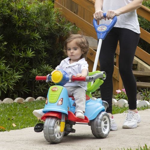 Triciclo infantil passeio pedal Maral Avespa colorido até 25kg eixo metal buzina porta objetos