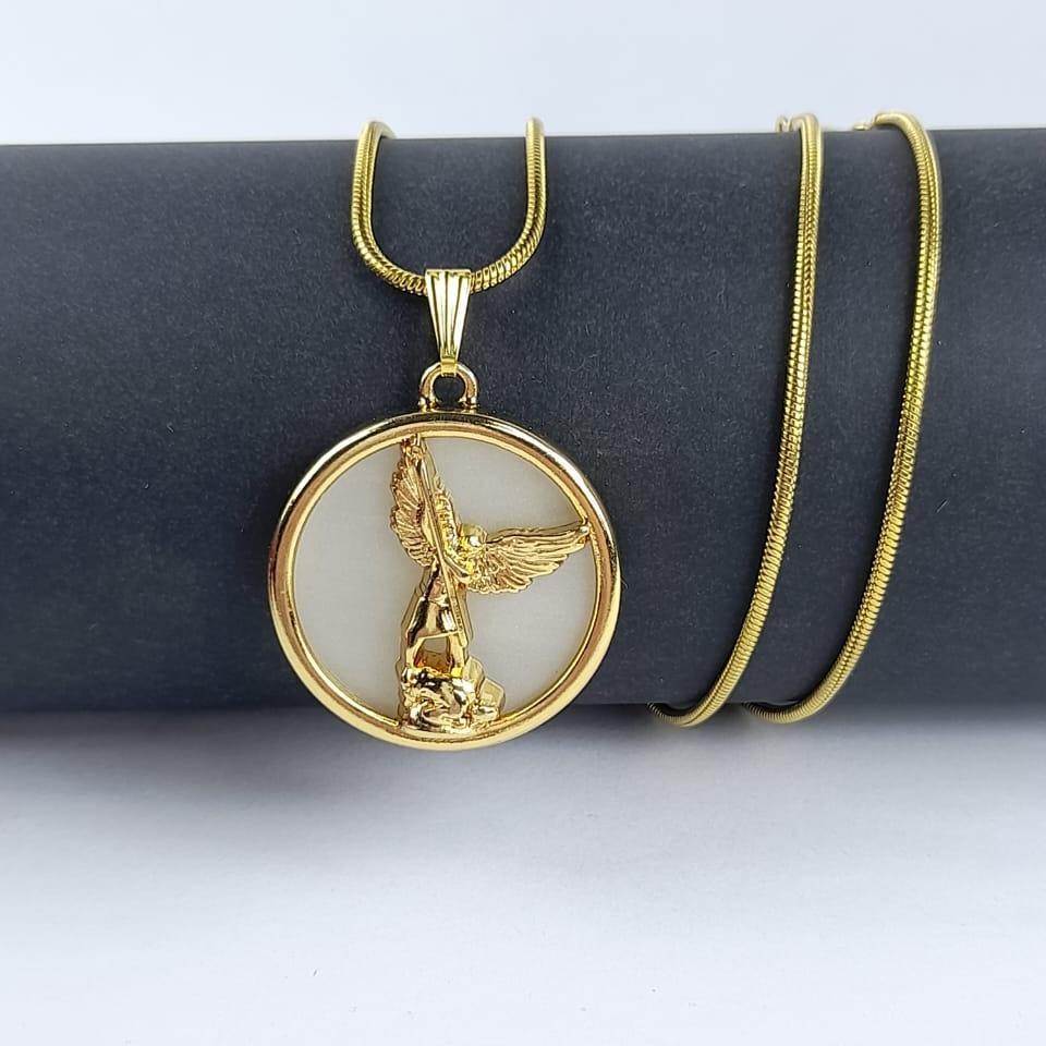 Colar Feminino São Miguel Arcanjo Fundo Branco Resinado Perolado Corrente Rabo de Rato