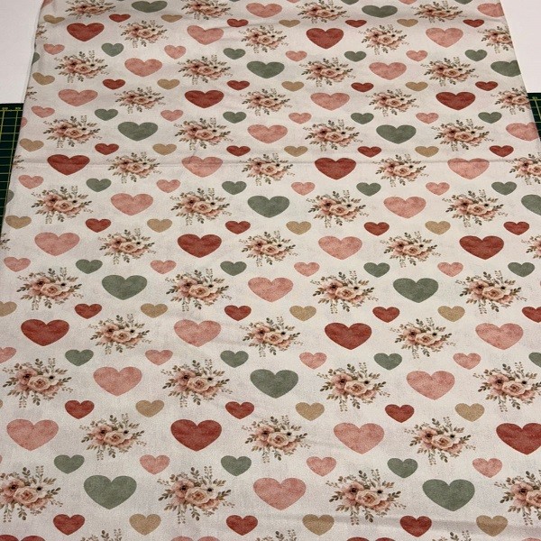 Tecido Tricoline Digital Vintage Retro Coração Floral Rosa Verde Fundo Branco
