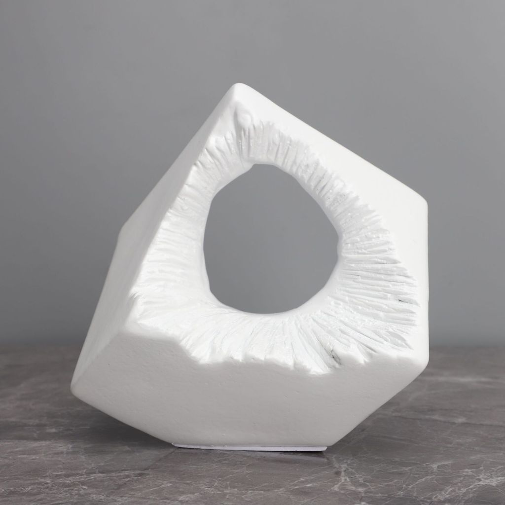 1739 Modern minimalist creative geometric white resin art pieces, suitable for display in model homes, entryways, wine c