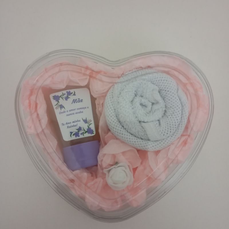 Lembrancinha Sabonete Líquido Natura Essencial Exclusivo Floral 30 ml e toalhinha de mão no coração de acetato