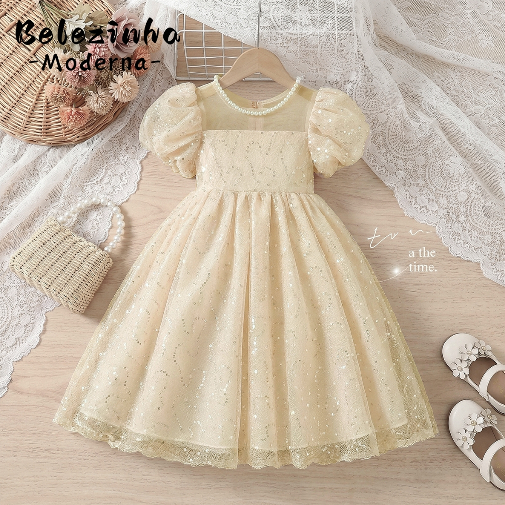 Vestido estilo princesa, com motivos brilhantes, confeccionado em tecido de malha leve e com corte folgado