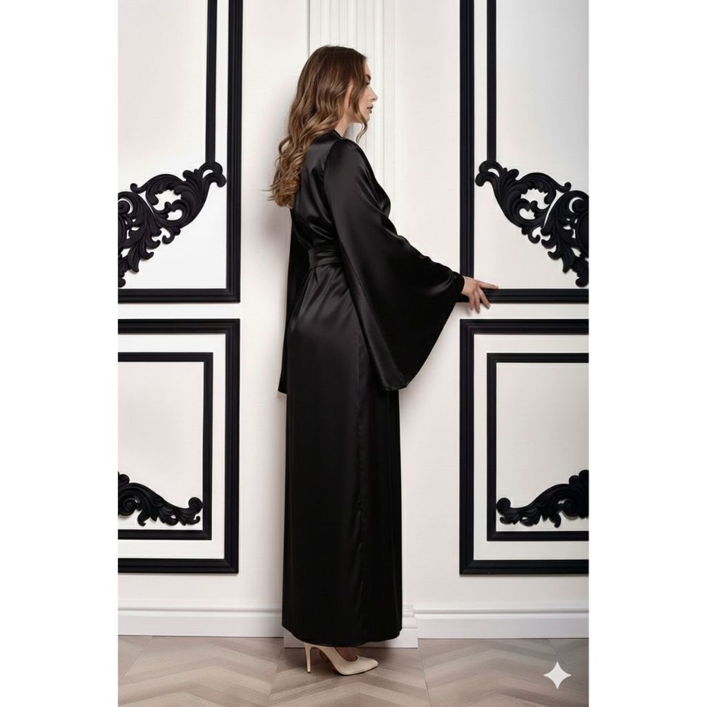 Robe Adulto de Cetim Preto com Manga Flare - Sofisticação e Estilo!