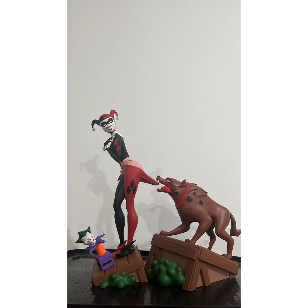 Boneca Colecionável Arlequina com Hiena| Action Figure| Colecionável DC Comics |35 cm
