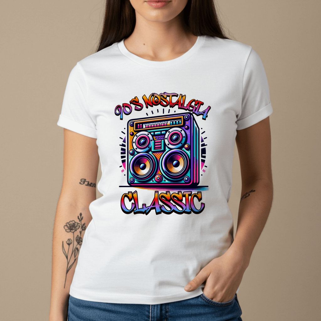 Camiseta 90s Nostalgia Estampa Retrô Boombox Colorida Anos 90