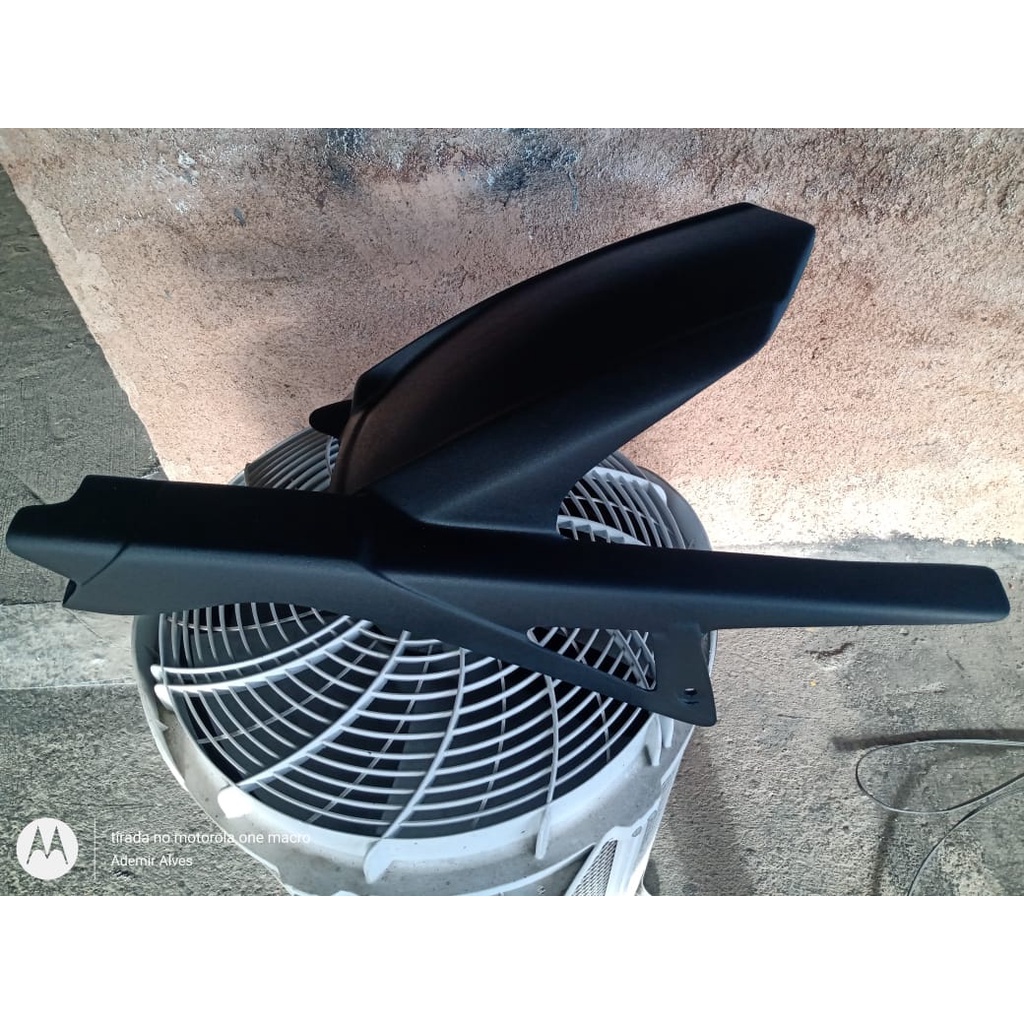 Paralama esportivo trasevro XJ 6 fibra de vidro preto fosco