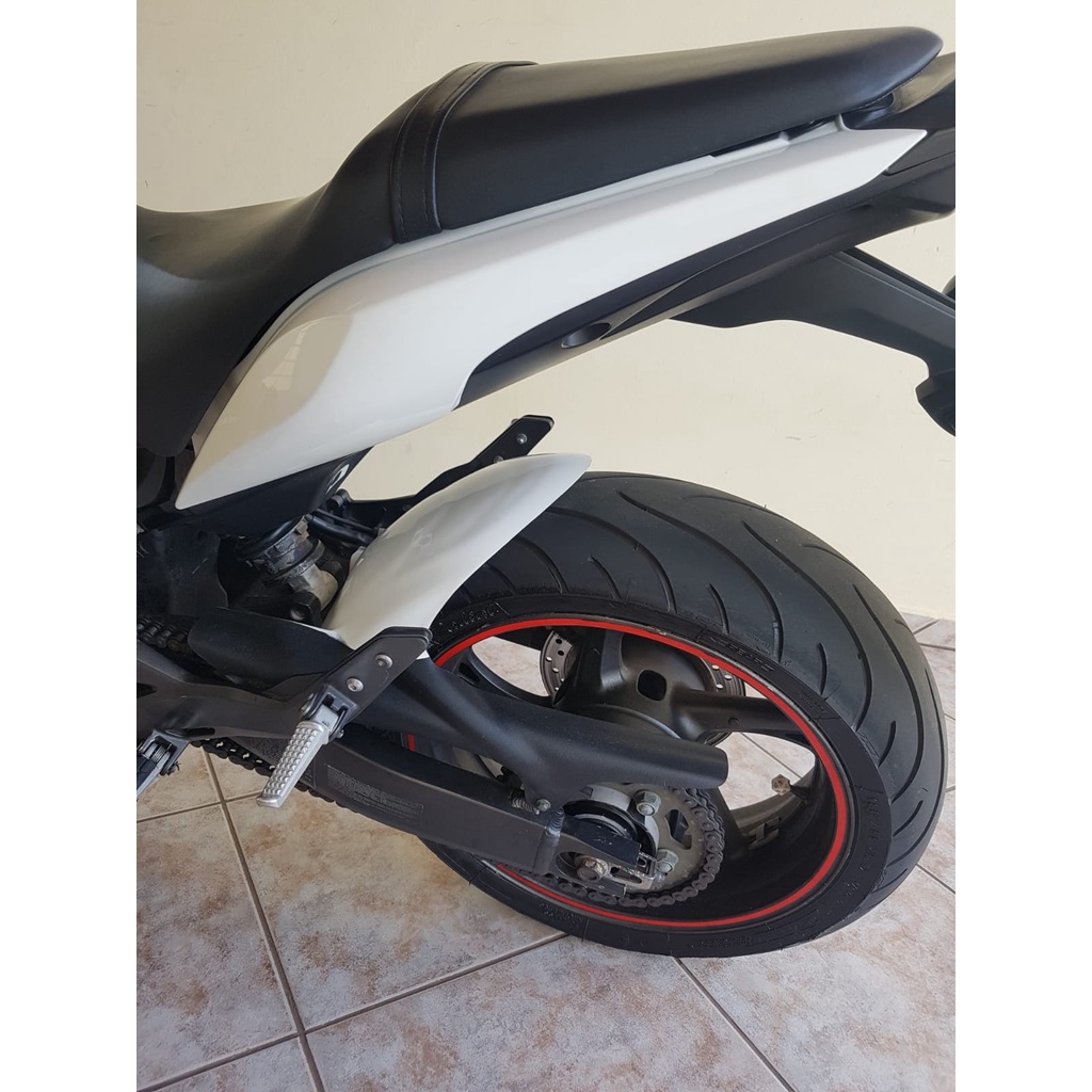 Paralama esportivo traseiro Hornet de 2008 a 2014 em fibra de vidro