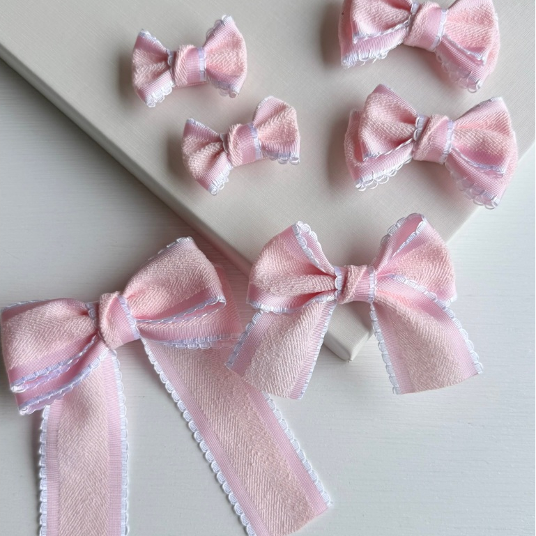 Laço Infantil com Fita Borda Ondinha Premium Rosa e Branco Bebê Menina Bico de Pato Antideslizante