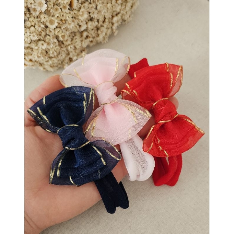 Laço de bebê organza com borda dourada, na meia de seda ou bico de pato
