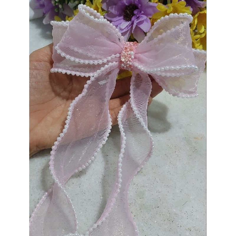 Laço cabelo infantil com fita com borda de pérolas no bico de pato.