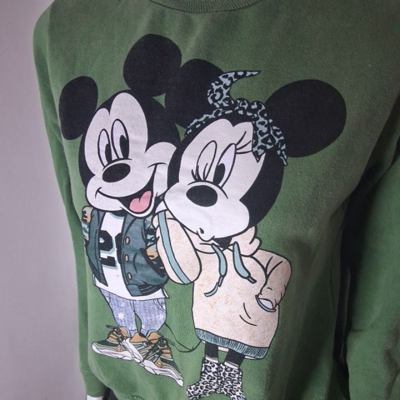 Esta peça é a Blusa de Moletom Flanelada Fechada Cativa Disney Mickey e Minnie. Tam. P