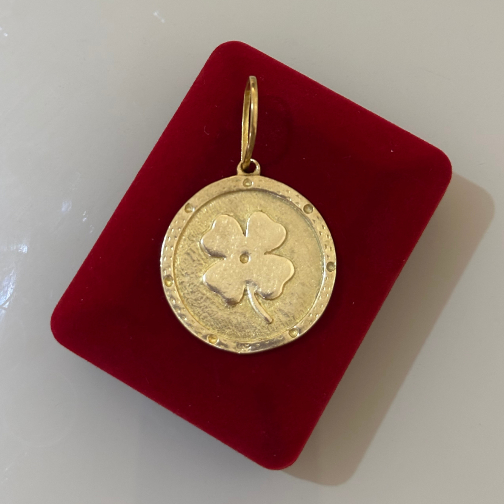 Pingente Moeda Antiga Redondo Medalha Trevo De Quatro Folhas Cor Ouro 18k