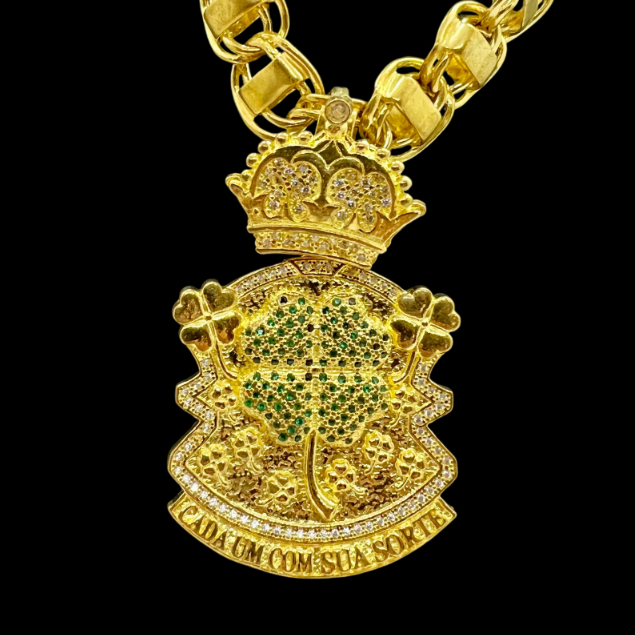 PINGENTE CASSINO TREVO 7 CRAVEJADO MOEDA ANTIGA PURA CONTRA ARGOLA DE COROA DADOS COR OURO 18K