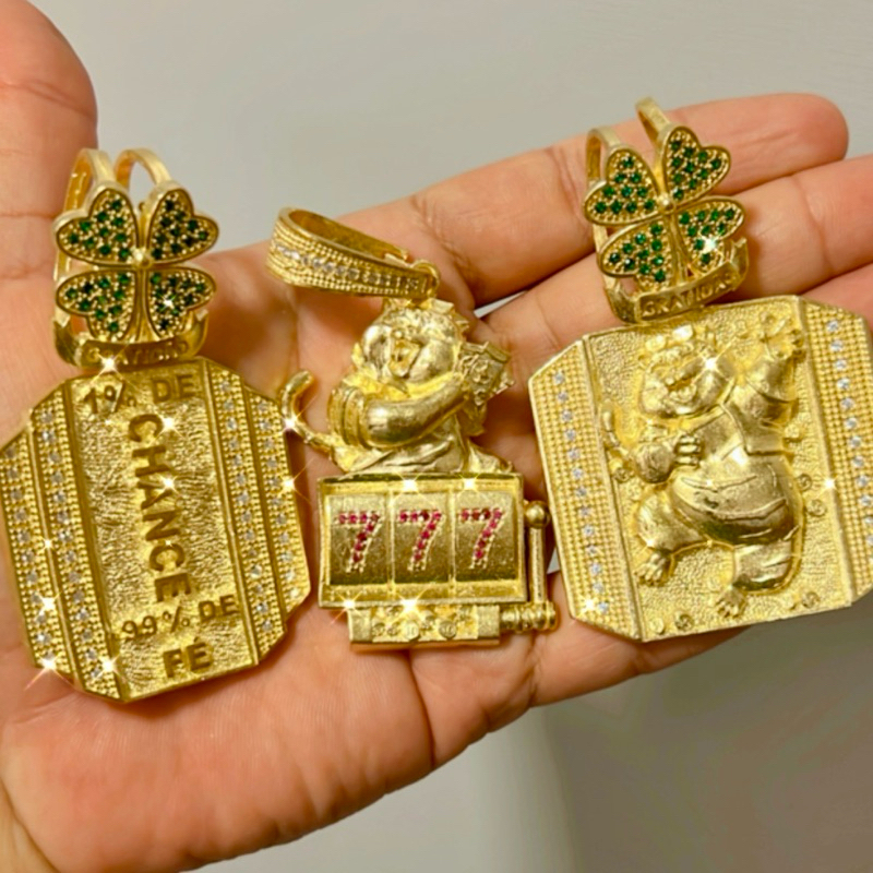 PINGENTE FEITO EM MOEDA ANTIGA SORTE TREVO 777 FÉ MASCULINO TUBARÃO CASSINO 00 COR OURO 18K