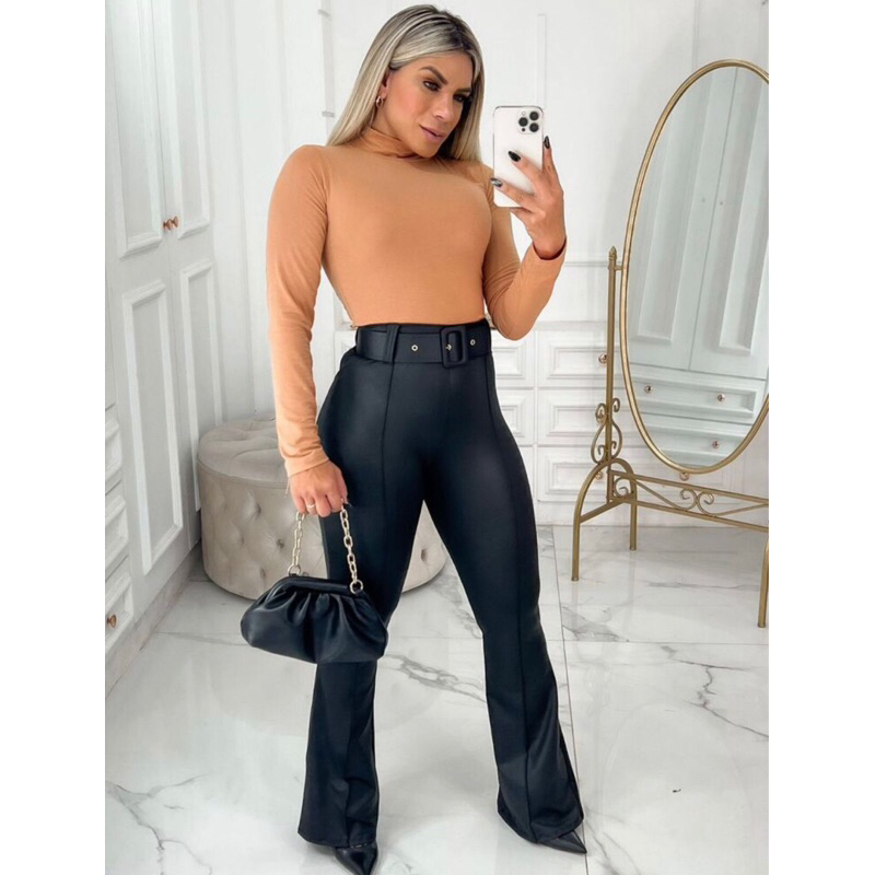CALÇA FLARE (BOCA DE SINO) COM CINTO ENCAPADO E BOLSO EM TECIDO CIRRÊ