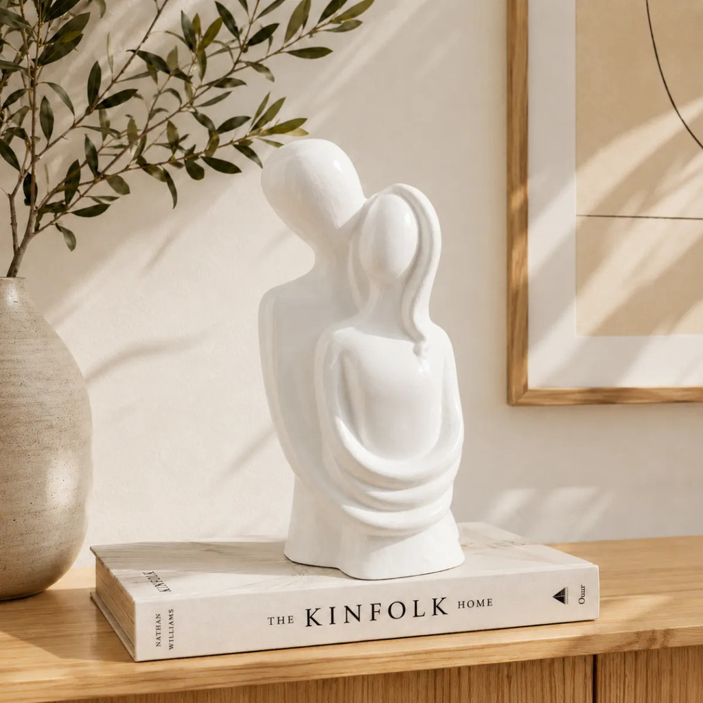 Escultura Casal Abraçado  Estátua Decorativa Moderna 20cm