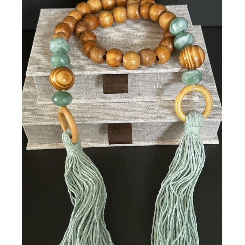 Colar de mesa com predraria e madeira com tassel nas pontas