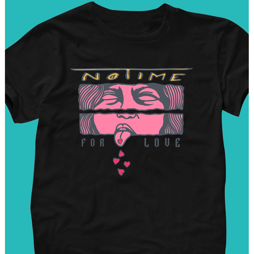 Camiseta Feminina Estampa Caricatura de Mulher com Boca Aberta e Língua Saindo Letras No Time For Loud Cores Rosa e Pret