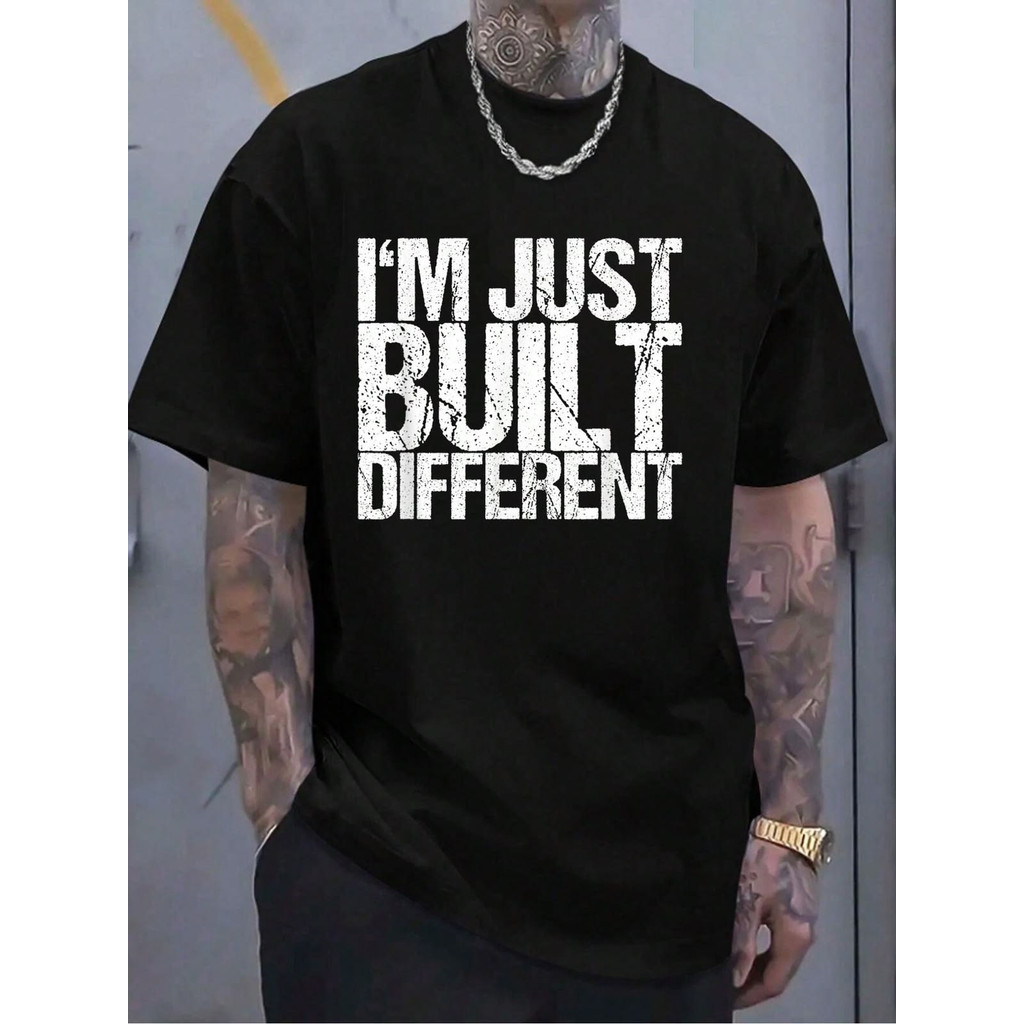 Camiseta Masculina Estampa Texto I M JUST BUILT DIFFERENT Moderna Atemporal Estilosa Urbana