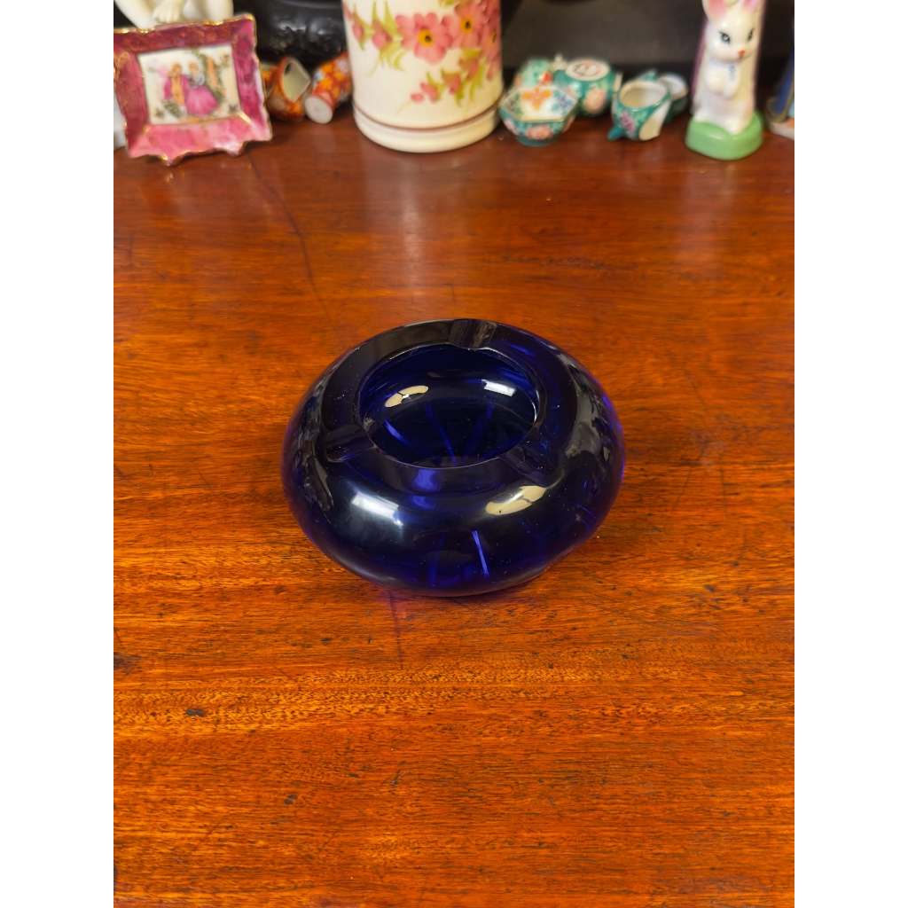 Ashtray em cristal azul cobalto.
