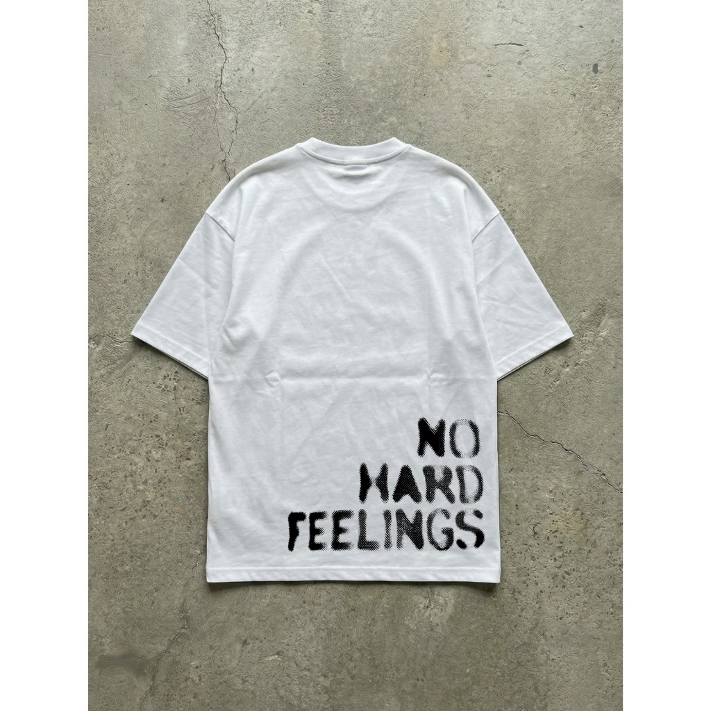Camiseta Oversized No Hard Feelings Estampa Frase Costas Streetwear Unissex Minimalista